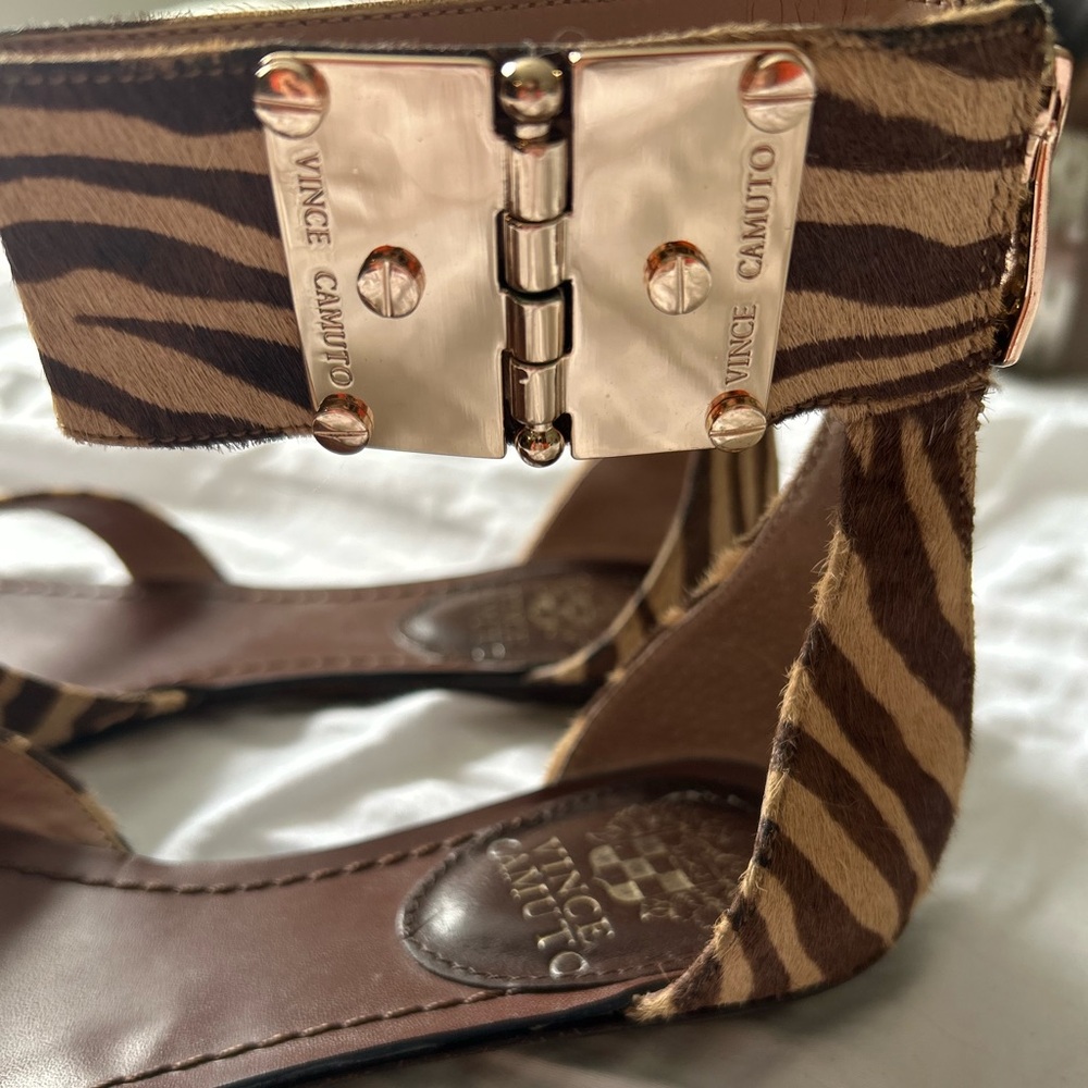 Vince Camuto Brown Zebra Print Sandals with Gold Buckle Size 6 1/2 - Picture 6 of 11